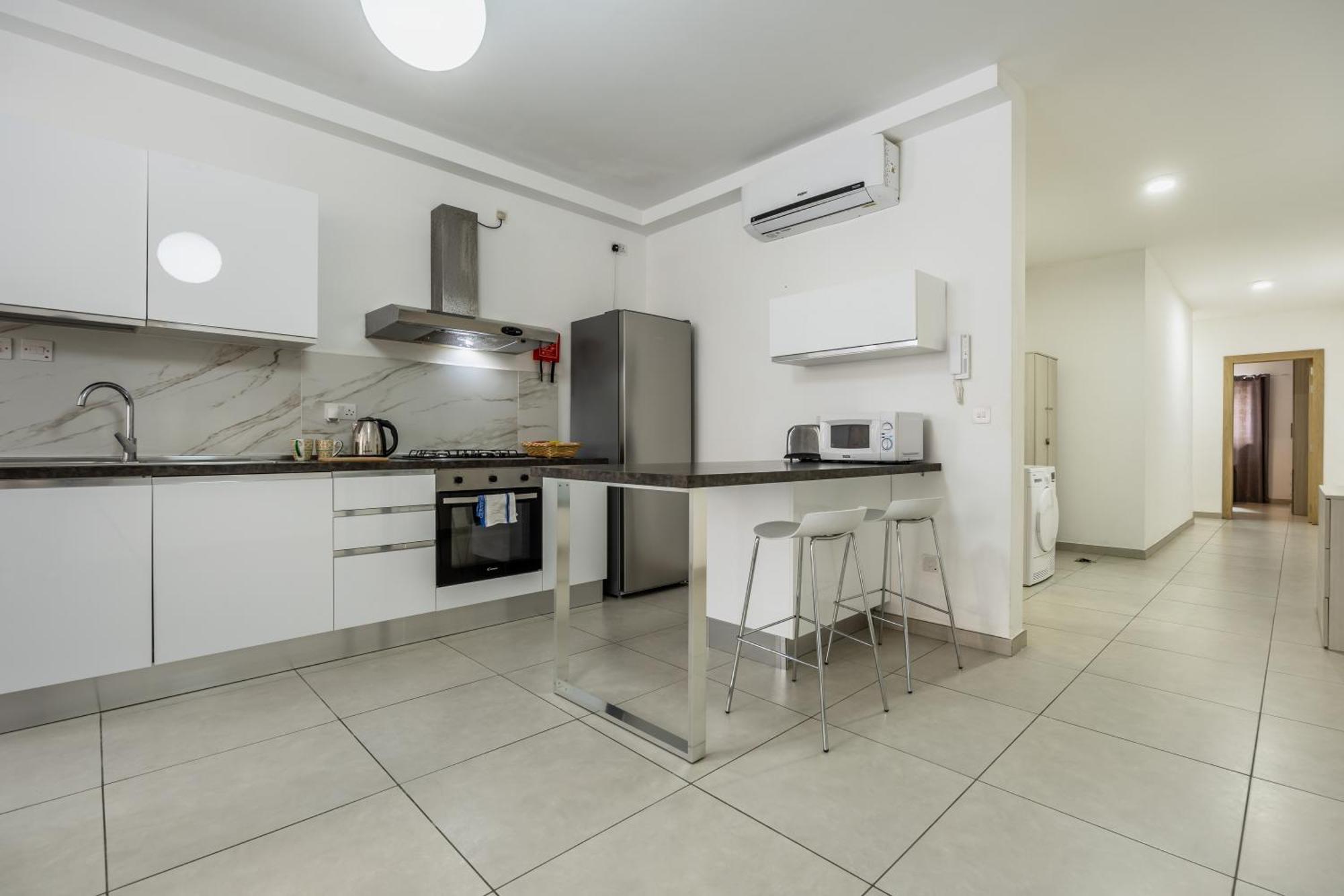 Superb 3Br Apt Close To Seafront 그지라 객실 사진