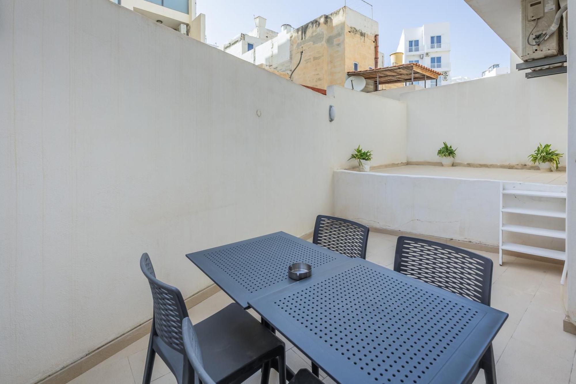 Superb 3Br Apt Close To Seafront 그지라 객실 사진