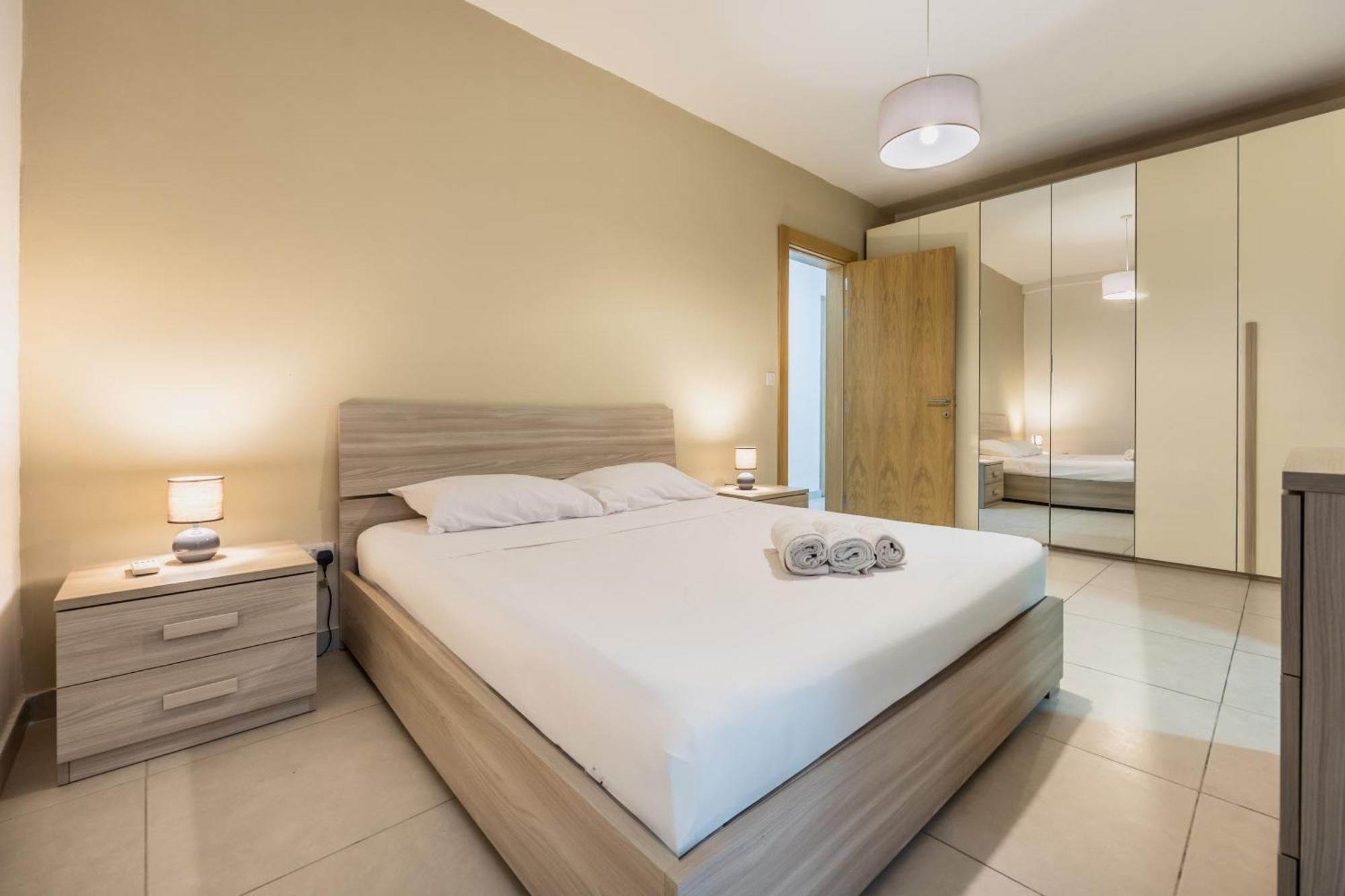 Superb 3Br Apt Close To Seafront 그지라 객실 사진