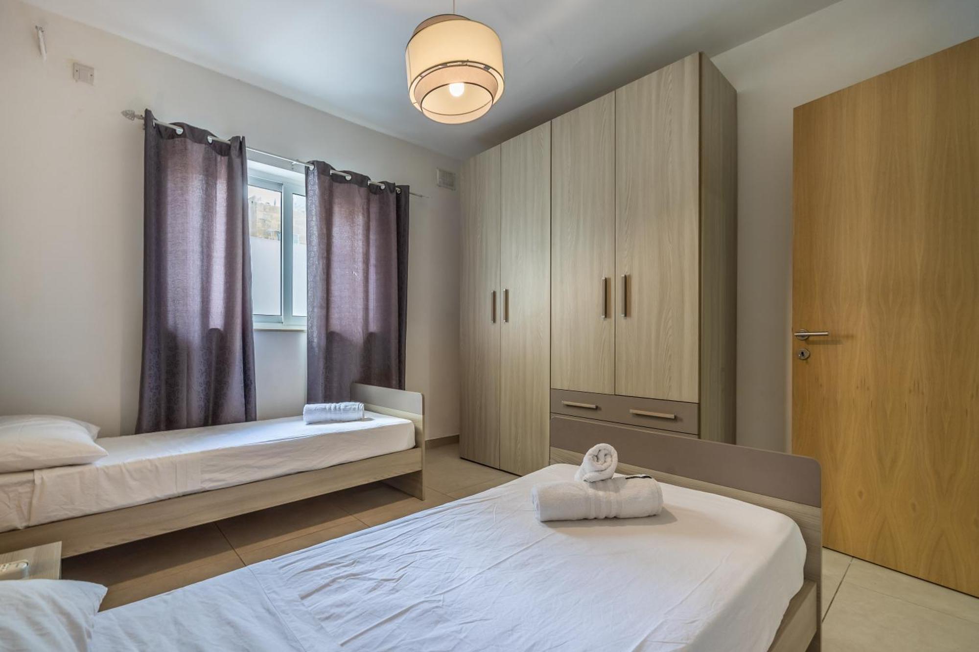 Superb 3Br Apt Close To Seafront 그지라 객실 사진