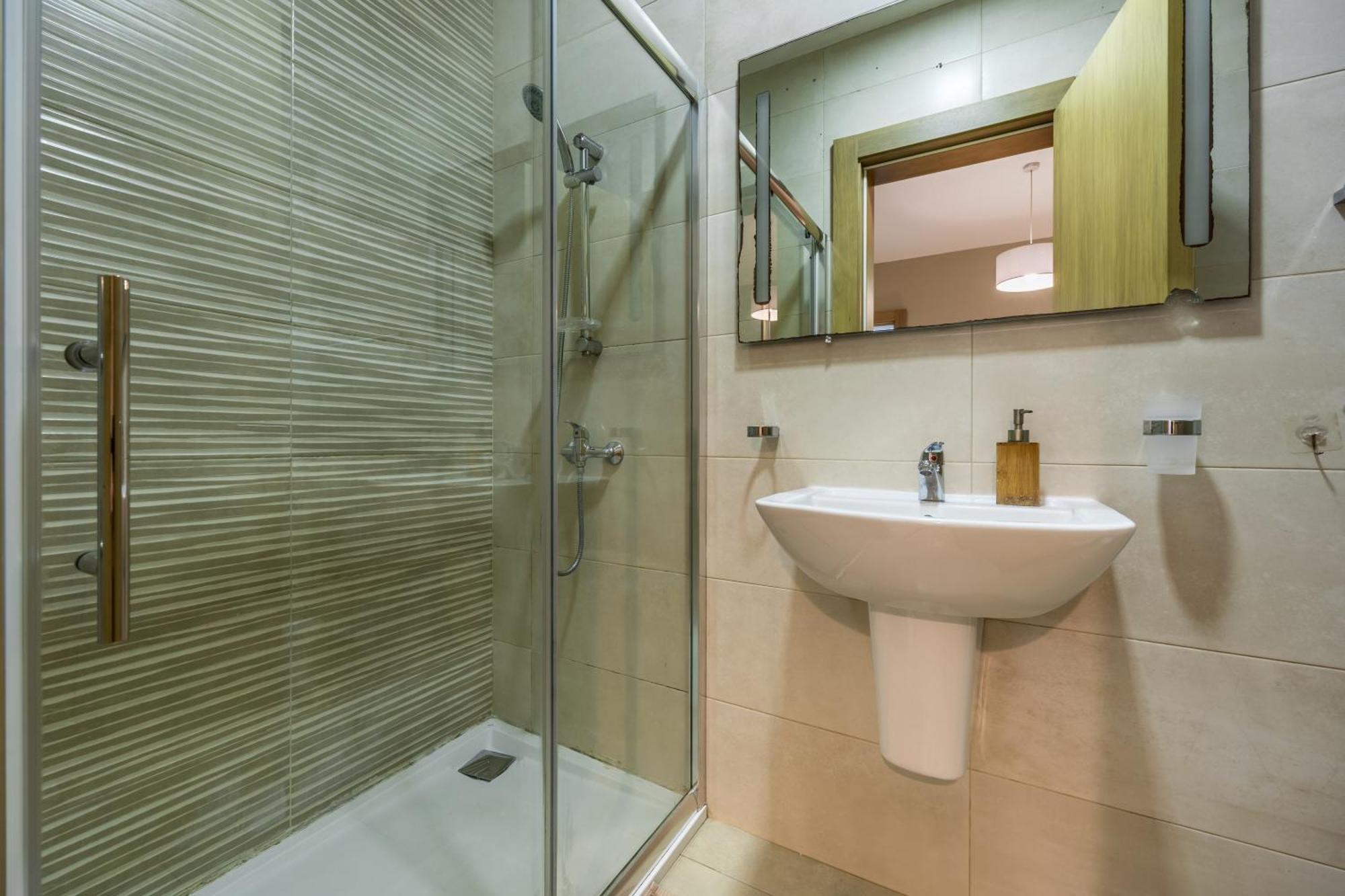 Superb 3Br Apt Close To Seafront 그지라 객실 사진
